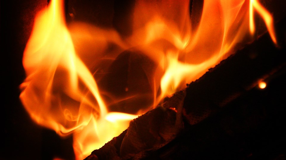 Eldslågor i en braskamin