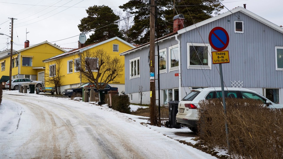 Två gula och en grå villa i Eneby.