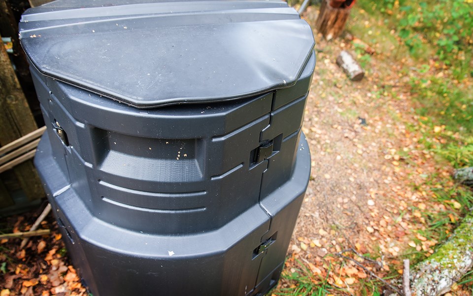 En stor svart kompostbehållare i plast. Foto: Johan Pontén